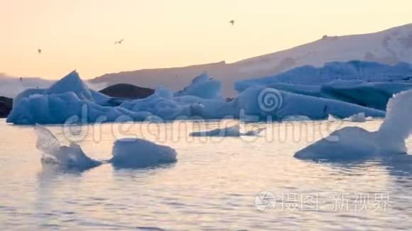 冰岛冰湖中漂浮的冰山视频
