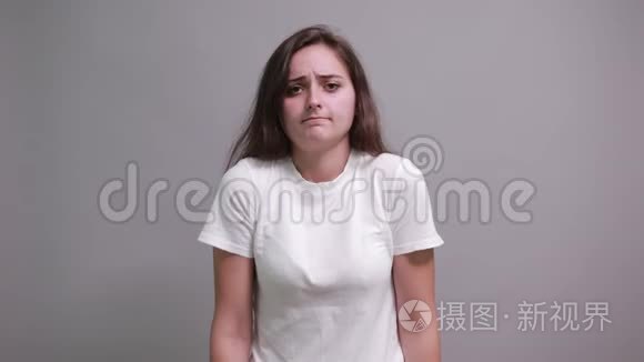 失望的白衬衫女人张开双手，看上去不开心