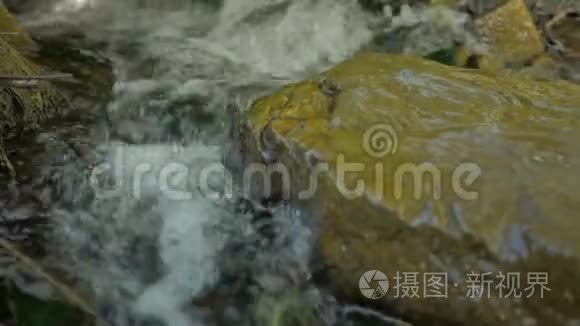 在汹涌的水中潮湿的石头视频