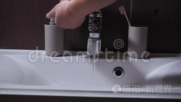 用液体肥皂洗手。 健康和卫生概念