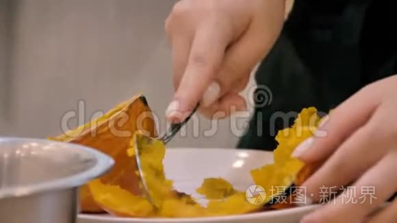 女孩用勺子摘煮南瓜视频