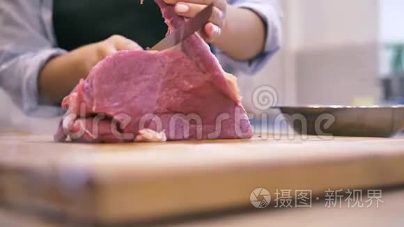 女厨师在厨房里切了一大块鲜肉视频