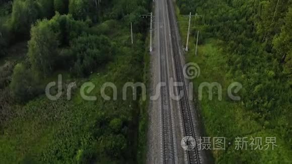 飞越森林之间的铁路。