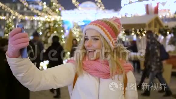 雪夜的年轻女子用手机自拍视频