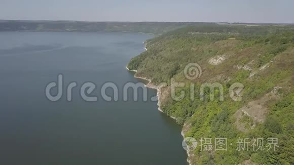 乌克兰巴科塔湾，德涅斯特风景优美的空中景色，湖水上方的石头