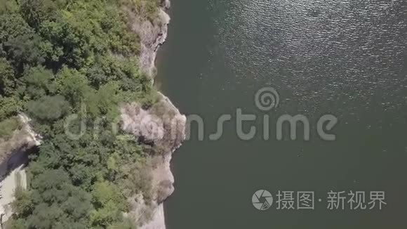 乌克兰巴科塔湾，德涅斯特风景优美的空中景色，湖水上方的石头