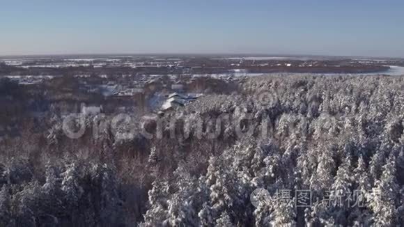 冬季森林飞越4k村庄房屋的空中照片