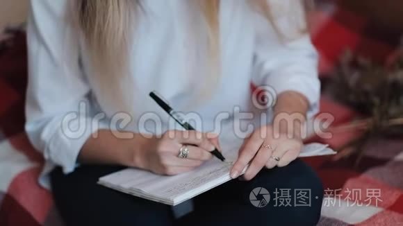 书法家年轻女子在白纸上写字视频