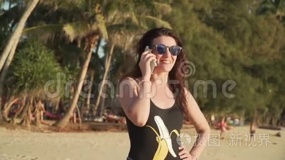 快乐的女人打电话，在海滩上聊天