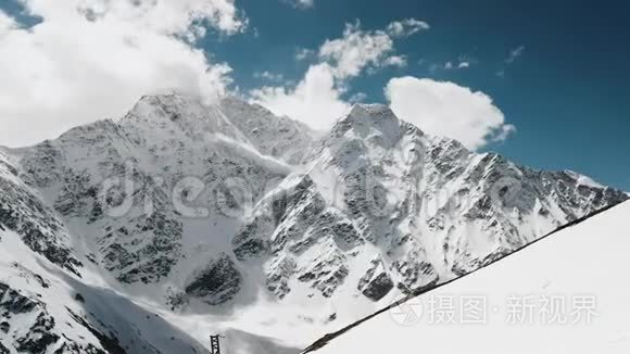 雪山背景下的红色滑雪缆车下山视频