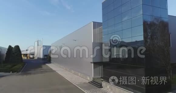 现代建筑的立面，现代建筑外部的黑色玻璃