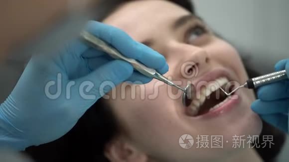 漂亮女人牙科诊所的牙齿治疗