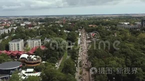 帕兰加，立陶宛-2019年7月：帕兰加人口众多的主要街道和城市景观的空中全景。
