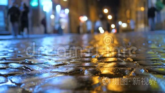 晚上城市街雨交通人过马路视频