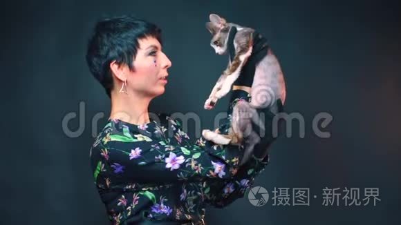 女演员在夜总会的演出中和猫说话。