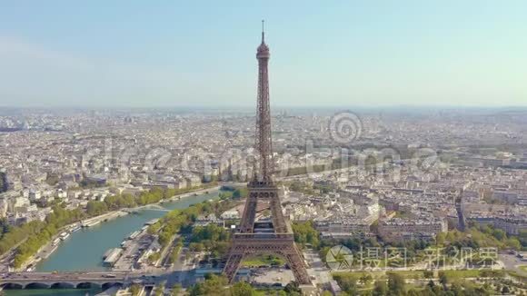 巴黎，法国-五月，2019年：空中无人机从上面看到埃菲尔铁塔和塞纳河在历史市中心。