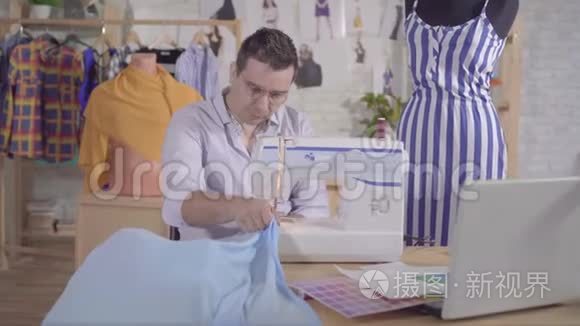 男士时装设计师在缝纫机上缝缝视频