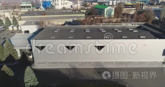 现代工业建筑外立面鸟瞰，灰色工业建筑俯视