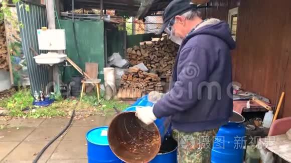 一位老人用圆形电锯切割金属桶视频