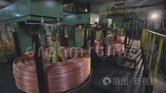 特写镜头。 电缆电线生产和机器在工厂。 现代电缆厂。 电缆的生产