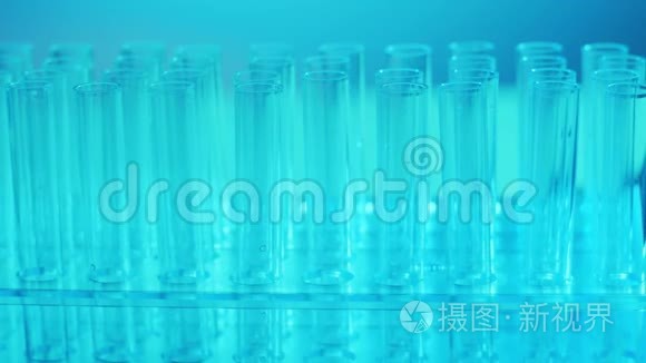 带有血液和病毒的实验室管。 科学实验室特写。 流行病、保健、疫苗研究和