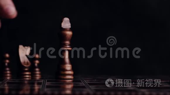 在国际象棋中移动女王的形象视频