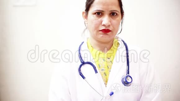 一位年轻的印度女医生的肖像。