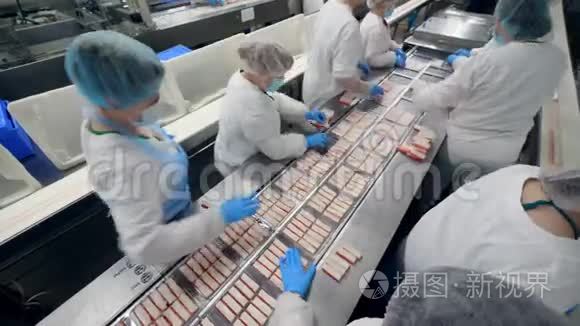 工业员工正在加工鱼类产品。 工厂工人组装产品。