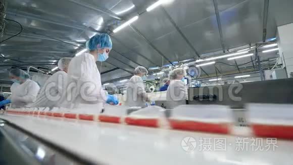 鱼食生产单位有女员工上班.. 工厂工人组装产品。