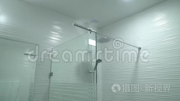 带玻璃淋浴间的房间视频