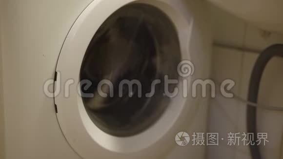 现代洗衣机在水槽附近洗脏衣服视频