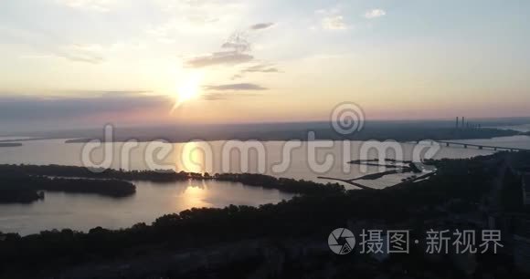 空中观景飞行飞越美丽的河流和绿色的木材。 夕阳柔和的光线伴着柔和的阴天. 神奇的风景。 4K级