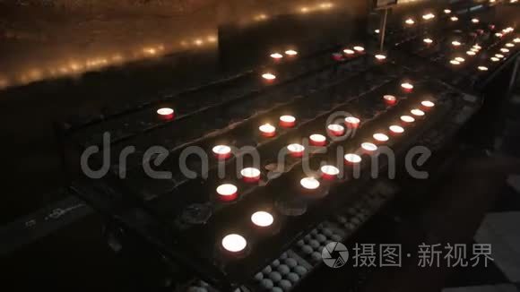 在教堂里祈祷蜡烛视频
