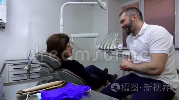 牙医与病人沟通视频