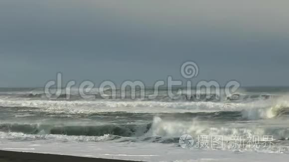 太平洋海岸附近的灰色海浪视频