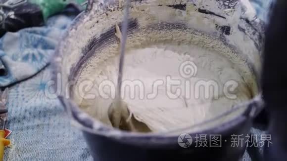 工人在桶里准备混合和现代仪器特写