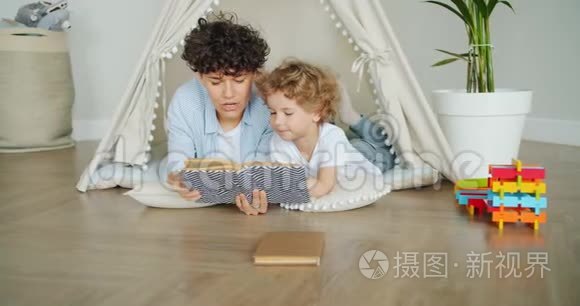 孩子在舒适的帐篷里听童话故事，而母亲则在家里读故事