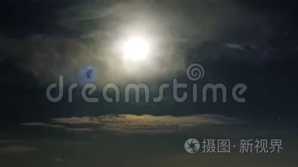 天空中的星星在黑色的天空中飞翔，云彩，明亮的月亮，时间流逝4K