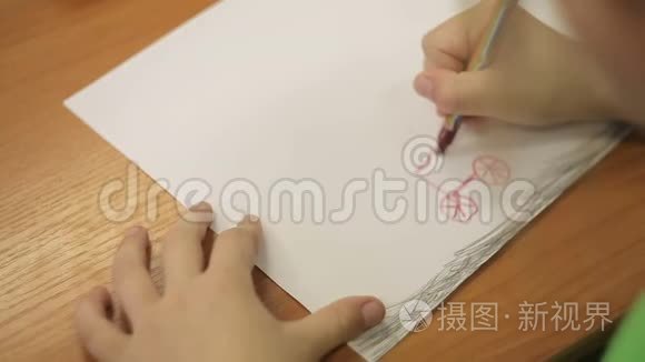 一个男孩用铅笔画一辆车视频