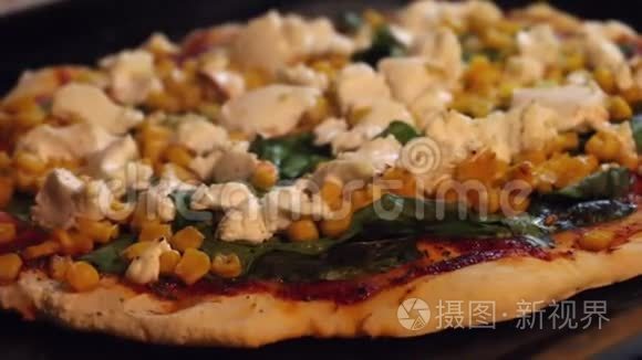 从烤箱里取出的蔬菜比萨饼，细节，山羊奶酪，菠菜叶，玉米，牛至，胡椒，