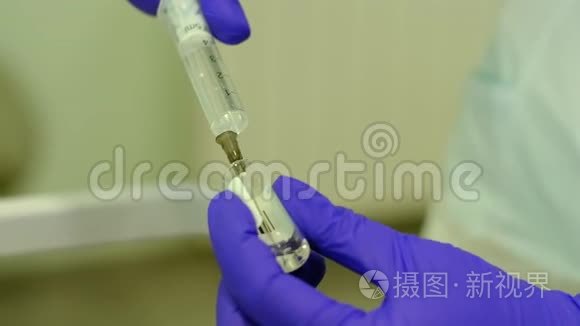 护士把药吸入注射器