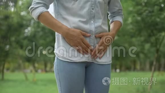 穿牛仔裤的女性下腹痛月经保健短视频