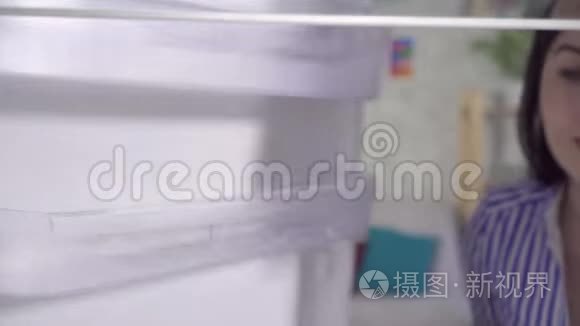 戴手套的年轻女人洗冰箱视频