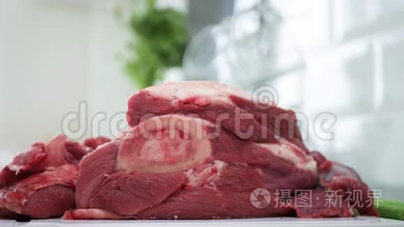 屠夫手准备新鲜牛肉肉在屠夫