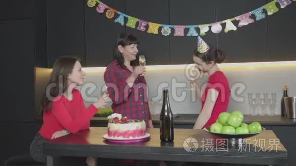 骄傲的妈妈祝贺女儿生日视频