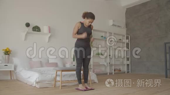 美国黑人妇女在家为减肥欢呼视频