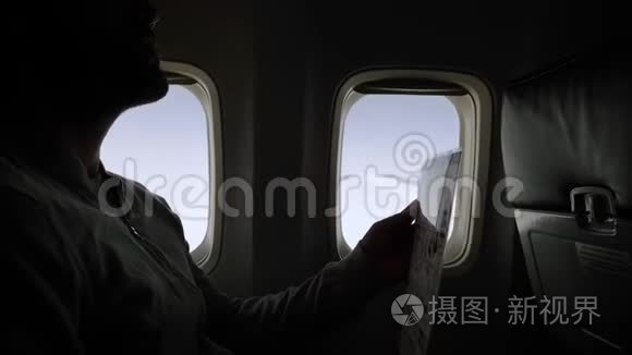 乘客阅读飞机上安全信息建议卡