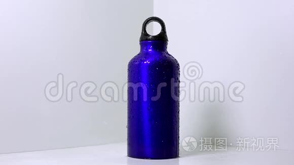 钢制热瓶在白色背景上喷水。