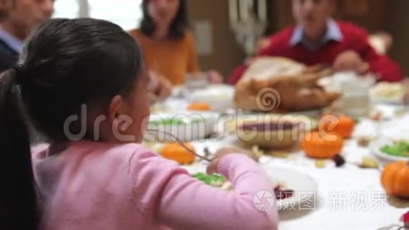年轻女孩享受家庭感恩节晚餐视频