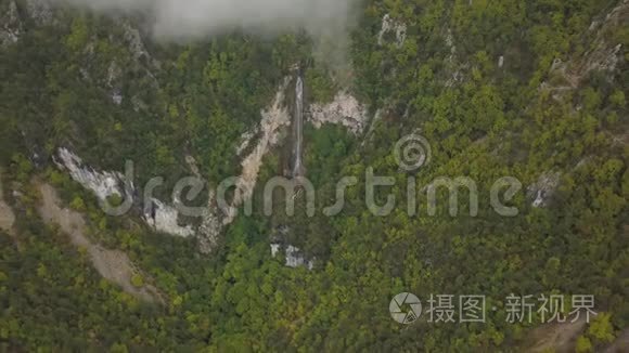 法国山上瀑布惊人的空中镜头，4k